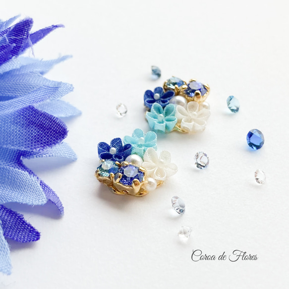 小花とビジューの耳飾り(青) つまみ細工　正絹羽二重　シルク　 2枚目の画像