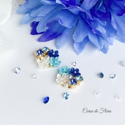 小花とビジューの耳飾り(青) つまみ細工　正絹羽二重　シルク　 4枚目の画像