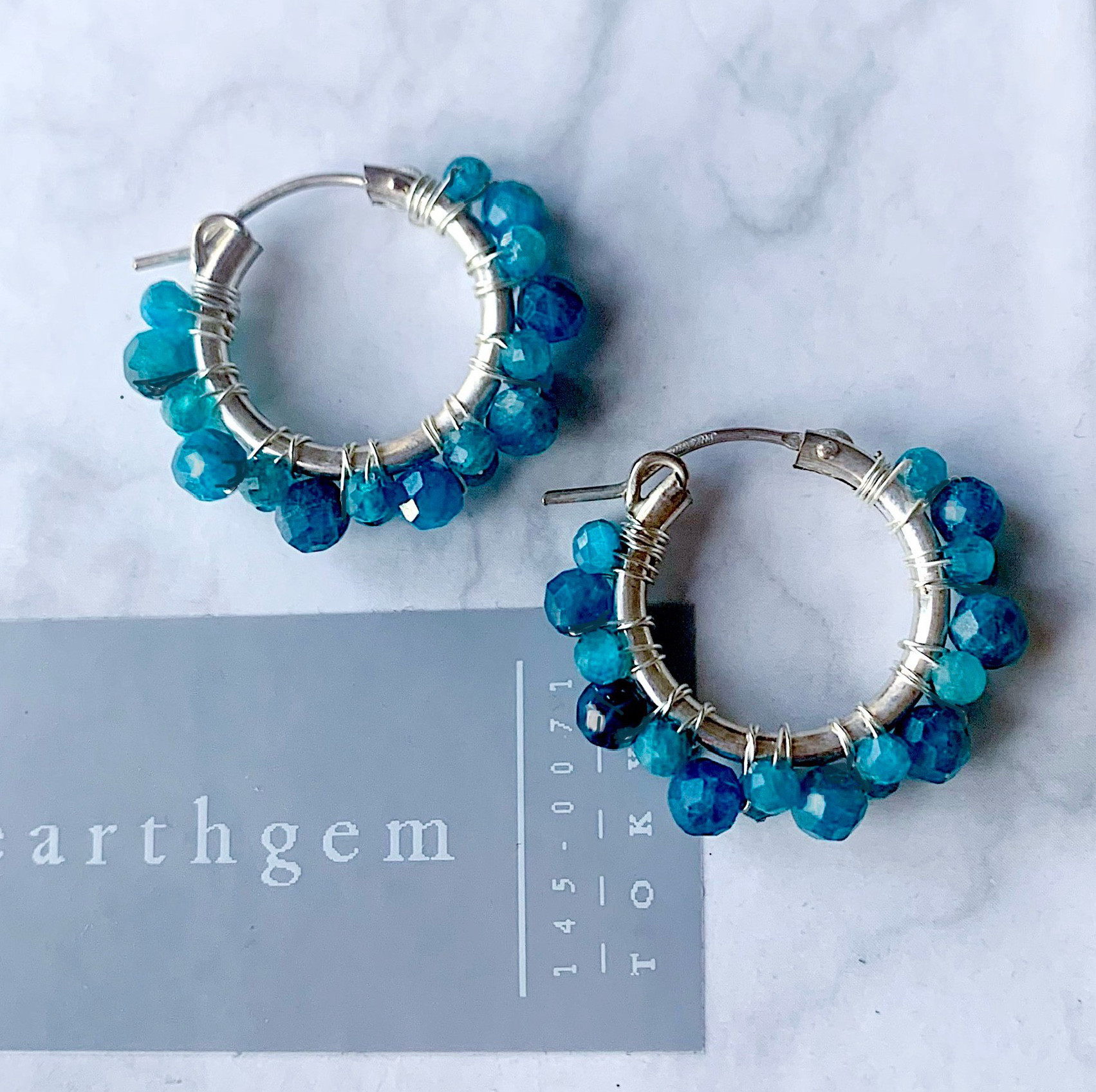 【925svf】マダガスカル産ブルーアパタイトの青色が深い海を思わせる、シルバー925のフープピアス❇︎旅先の色2025