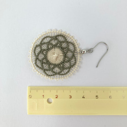 糸のピアス　伝統模様　ニャンドゥティ  カーキ&ベージュ 6枚目の画像
