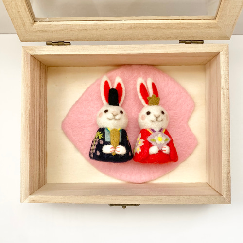 再再販！羊毛フェルトのうさぎのお雛様と桃の花マット 木箱付 ひな人形