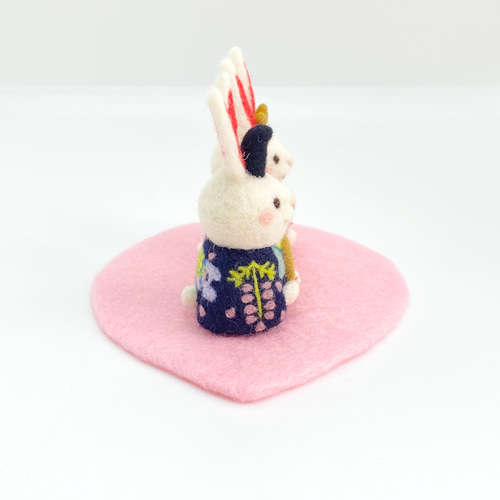 再再販！羊毛フェルトのうさぎのお雛様と桃の花マット 木箱付 ひな人形