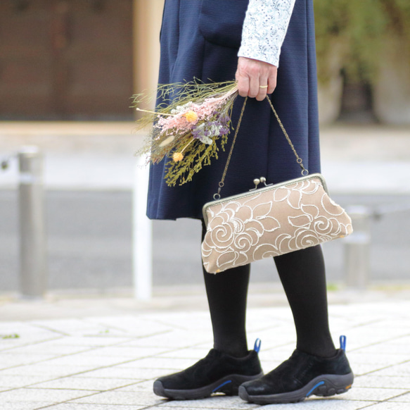 【受注制作】普段のお出かけに使いやすい◎ベージュ花柄のがま口バッグ 2枚目の画像