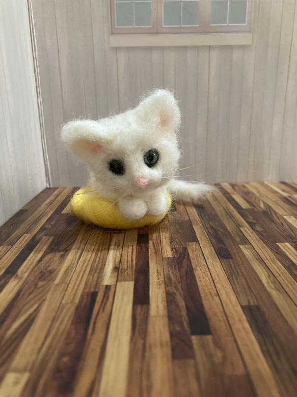 うちのコ　愛猫　羊毛フェルトねこ　キャットベッドシリーズ猫　緑の目の白猫　ハンドメイドねこ　chimaねこ 2枚目の画像