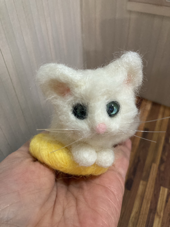 うちのコ　愛猫　羊毛フェルトねこ　キャットベッドシリーズ猫　緑の目の白猫　ハンドメイドねこ　chimaねこ 1枚目の画像