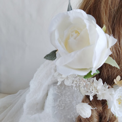 ホワイトイングリッシュローズのヘアアクセサリー　フォトウェディング　白無垢　薔薇のヘッドドレス　結婚式　編みおろし　 9枚目の画像