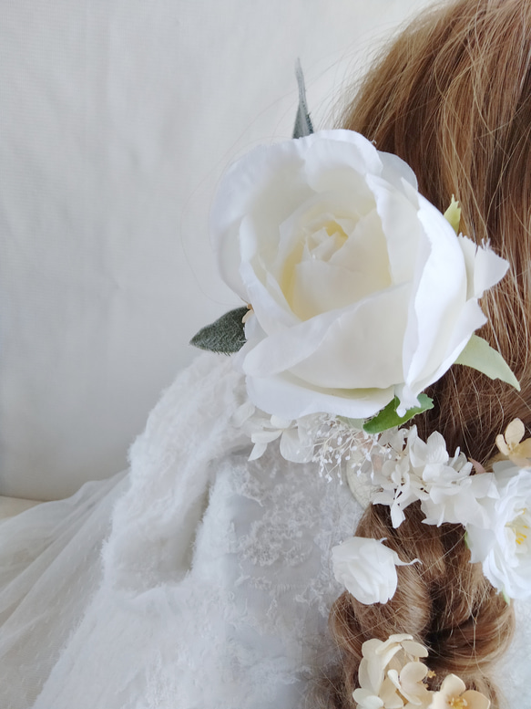 ホワイトイングリッシュローズのヘアアクセサリー　フォトウェディング　白無垢　薔薇のヘッドドレス　結婚式　編みおろし　 9枚目の画像