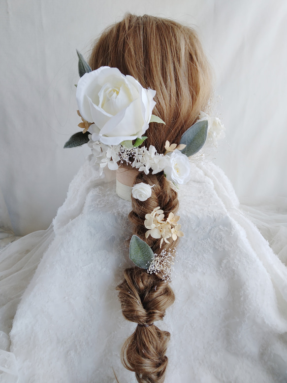 ホワイトイングリッシュローズのヘアアクセサリー　フォトウェディング　白無垢　薔薇のヘッドドレス　結婚式　編みおろし　 4枚目の画像