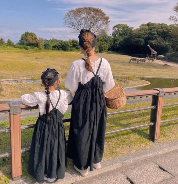 〖特集掲載〗大人⭐︎ナチュラルさんのエプロンワンピース　ロング丈　プリンセスワンピ　ハーフリネンのボリュームワンピ 1枚目の画像