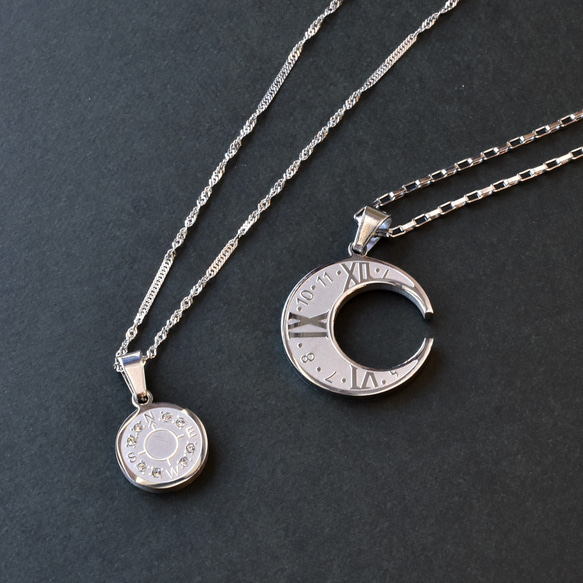 ハンドメイド、ネックレス ☆ 刻印できます☆ペアチェーンネックレス°˖✧.✧˖°月と太陽 ネックレス・ペンダント