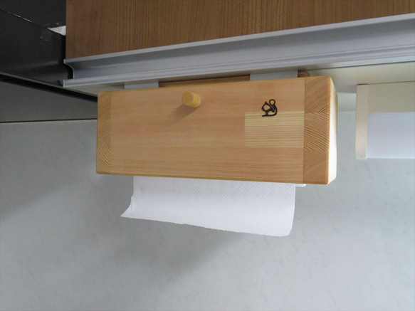 再販マグネット付　　片手で切れるキッチンペーパーホルダー吊戸棚用　パイン集成材　 1枚目の画像