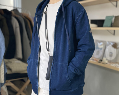 季節の変わり目にも！インディゴ染めスウェット フルジップ パーカー