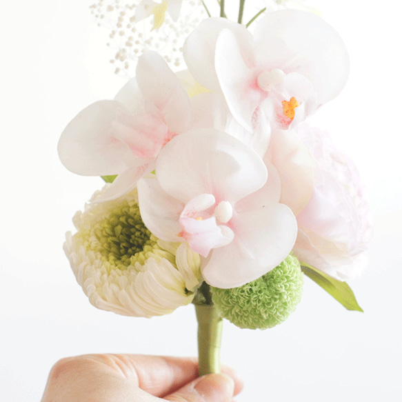 【仏花】胡蝶蘭とラナンキュラスの仏花　ご自宅の花立てに飾って頂けるブーケタイプです。 3枚目の画像