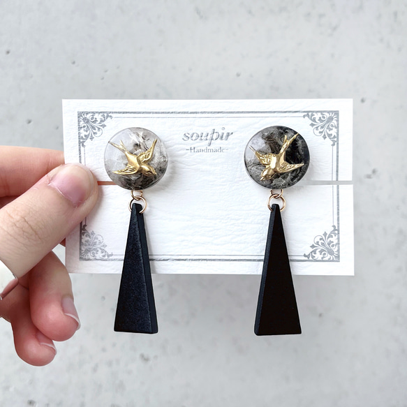 ツバメのモノトーンウッドパーツピアス/イヤリング ピアス（スタッド 