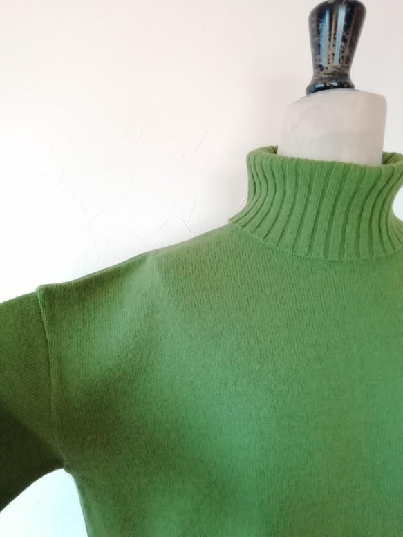 輕盈蓬鬆保暖羊毛混紡高領套頭衫葉綠 第5張的照片