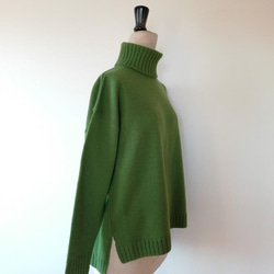輕盈蓬鬆保暖羊毛混紡高領套頭衫葉綠 第2張的照片