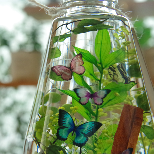 【作りたて！再販4】kawahirako　蔓草の森　ステンドグラスのような蝶々と濃いグリーンの森の風景で癒やしの空間を 4枚目の画像