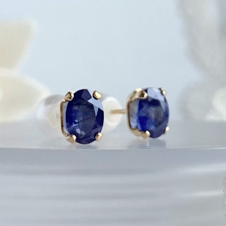 大粒サファイアのスタッド・ピアス（9月の誕生石）