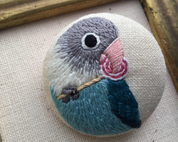 ボタンインコ♫くるみボタン鳥の刺繍ブローチ