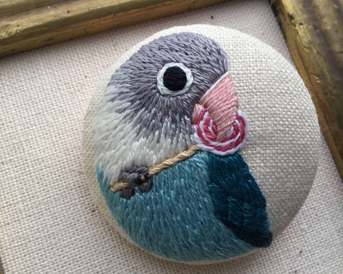 くるみボタン　鳥刺繍　ブローチ ボタンインコ♫くるみボタン鳥の刺繍ブローチ ブローチ chikayo