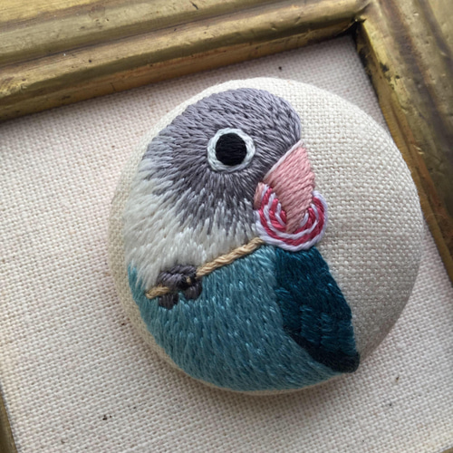 【希少！！】 くるみボタン ミモザとつばめ （刺繍ブローチ ブローチ 鳥刺繍 その他
