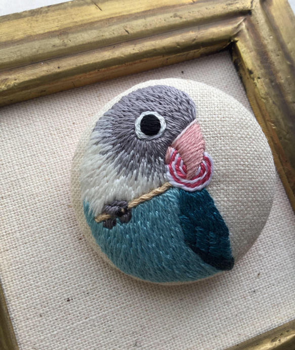 ボタンインコ♫くるみボタン鳥の刺繍ブローチ 1枚目の画像