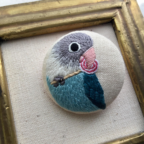 くるみボタン　鳥刺繍　ブローチ ボタンインコ♫くるみボタン鳥の刺繍ブローチ ブローチ chikayo