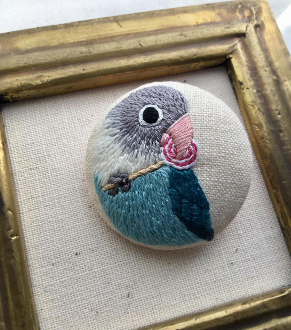 ボタンインコ♫くるみボタン鳥の刺繍ブローチ 2枚目の画像