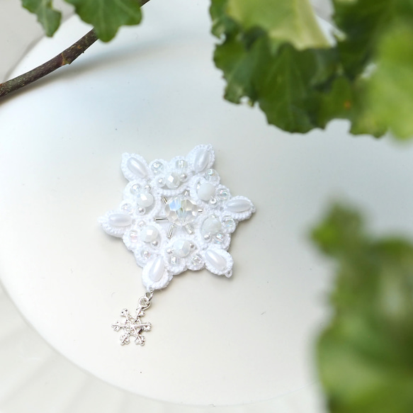 雪の結晶ブローチ（タティングレース/ホワイト/上品/冬ブローチ/ホワイトクリスマス/雪/結晶/マグネットブローチ） 2枚目の画像