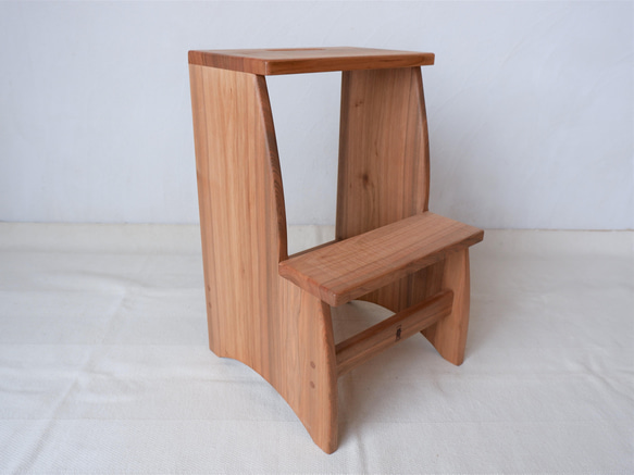 くるみの木の踏み台スツール　　踏み台/スツール/キッチンスツール/椅子/無垢の家具/木製 2枚目の画像