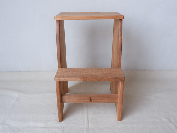 くるみの木の踏み台スツール　　踏み台/スツール/キッチンスツール/椅子/無垢の家具/木製 3枚目の画像