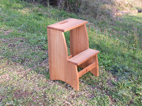 くるみの木の踏み台スツール　　踏み台/スツール/キッチンスツール/椅子/無垢の家具/木製 1枚目の画像