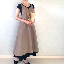 アジャスターでお身体に合わせて調節可能。コットンリネン後ろクロス・Ｖネックエプロン 3枚目の画像