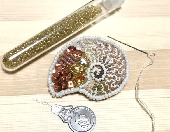 アンモナイトのビーズ刺繍ブローチ（016）