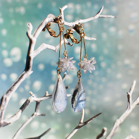 花びらの雫と雪の結晶✴︎デルフィニウムライトブルー・ピアス・イヤリング 2枚目の画像