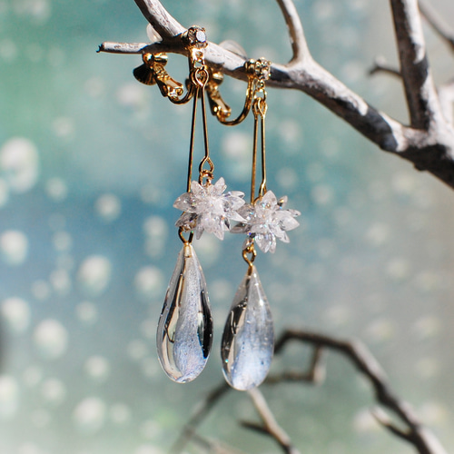 花びらの雫と雪の結晶✴︎デルフィニウムライトブルー・ピアス