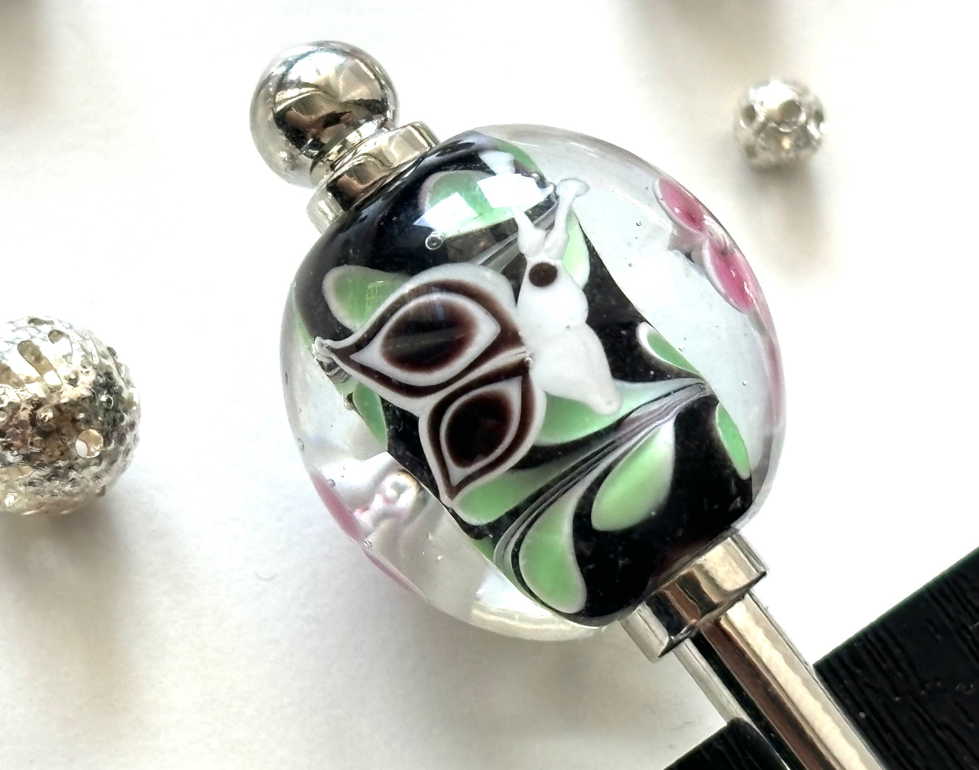 かんざし　ピンクの花と蝶々のとんぼ玉　一本挿し　一本簪　白　黄緑　グリーン　黒　ブラック　透明　クリア　0175