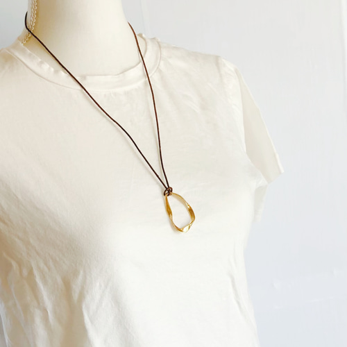 天然素材 水牛の本革紐とゴールド変形リングのロングネックレス