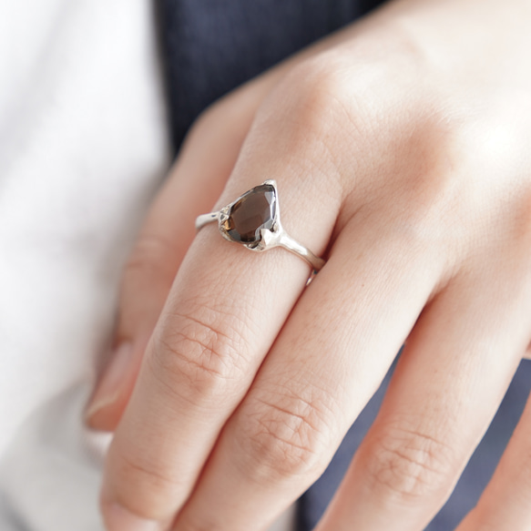 スモーキークオーツペアシェイプローズカット＊ハートモチーフリング《送料無料》PY-263 2枚目の画像
