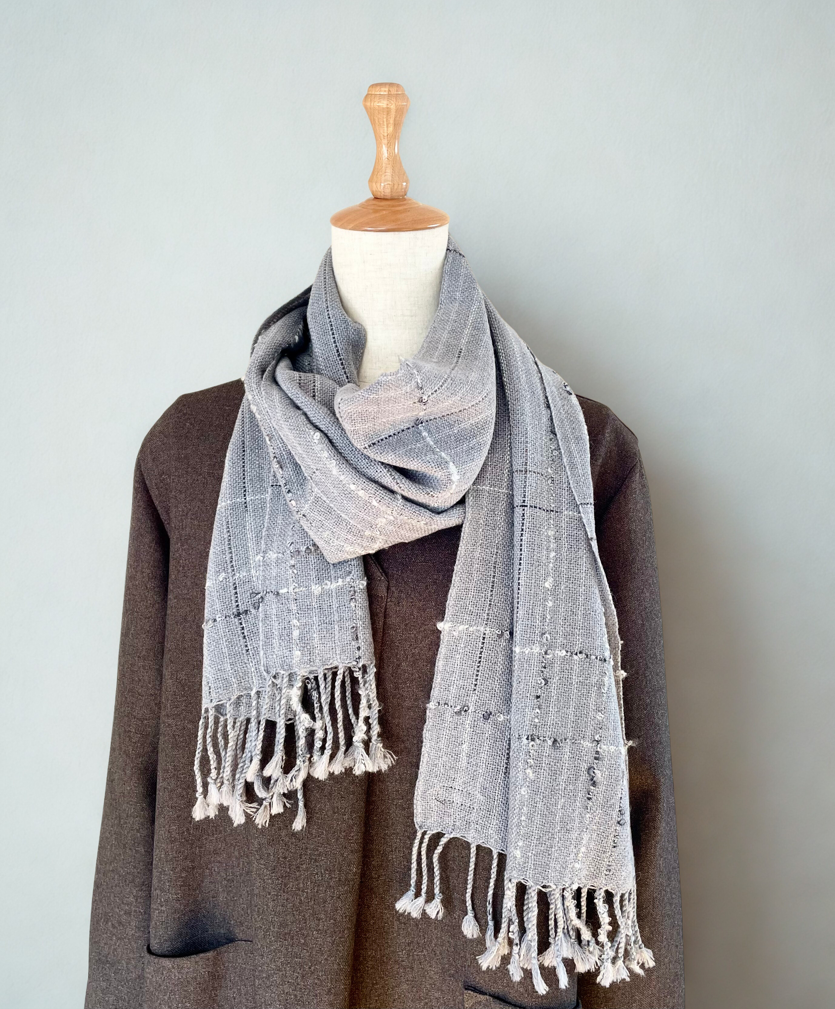 やさしい手触りのキャッシュウールとシルクウールのグレーストール