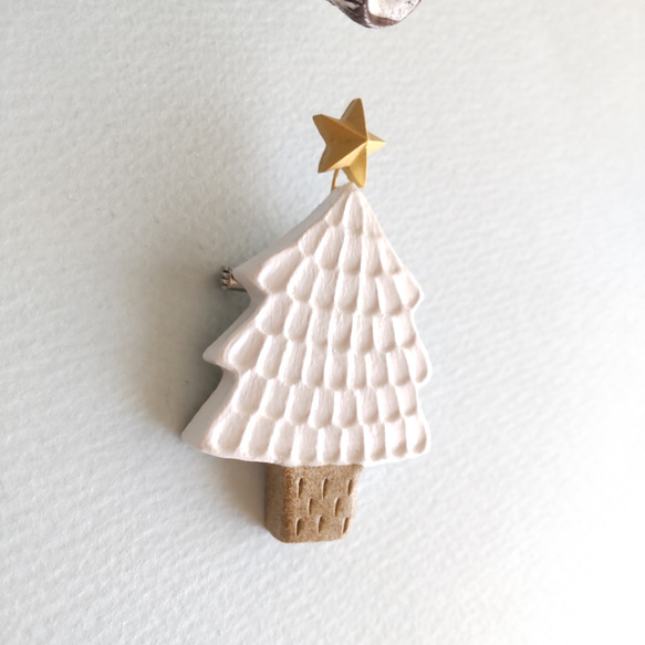 陶ブローチ【白いクリスマスツリー】 3枚目の画像