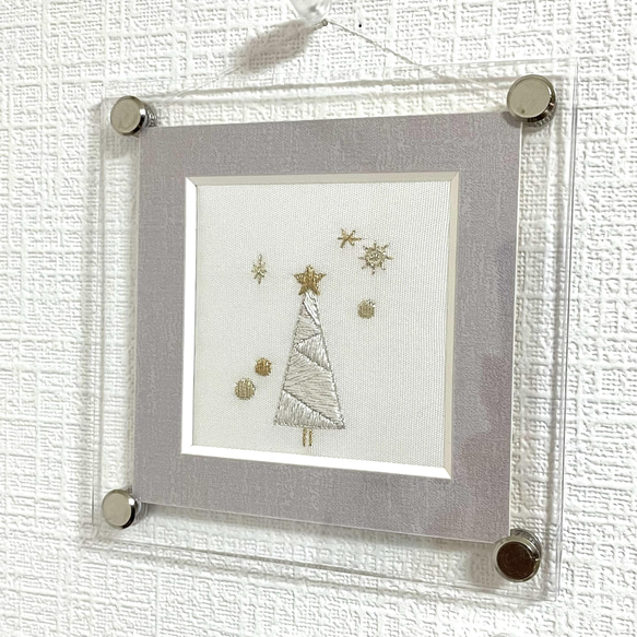 ホワイトクリスマスツリー　刺繍フレーム　絹糸と金銀糸の日本刺繍　壁飾り　インテリア雑貨 3枚目の画像