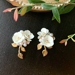 【再販】vintage white flower ２つ花　イヤリング／ピアス 1枚目の画像