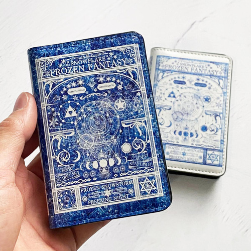 小さな魔法の本のような名刺入れ