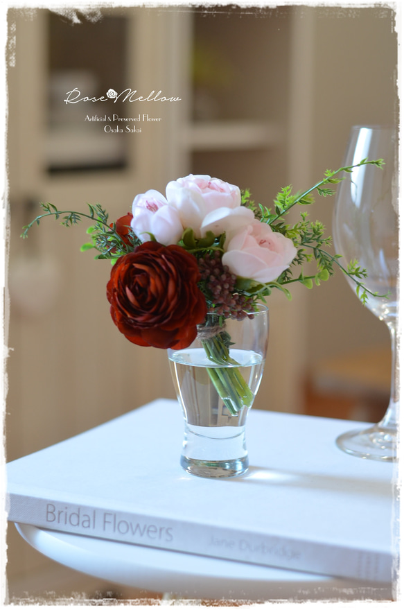 Creema限定【フェイクウォーター】シェルピンクのバラとバーガンディー色のラナンキュラスのミニブーケ　ギフトにもお薦め 2枚目の画像