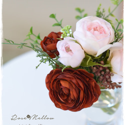 Creema限定【フェイクウォーター】シェルピンクのバラとバーガンディー色のラナンキュラスのミニブーケ　ギフトにもお薦め 4枚目の画像