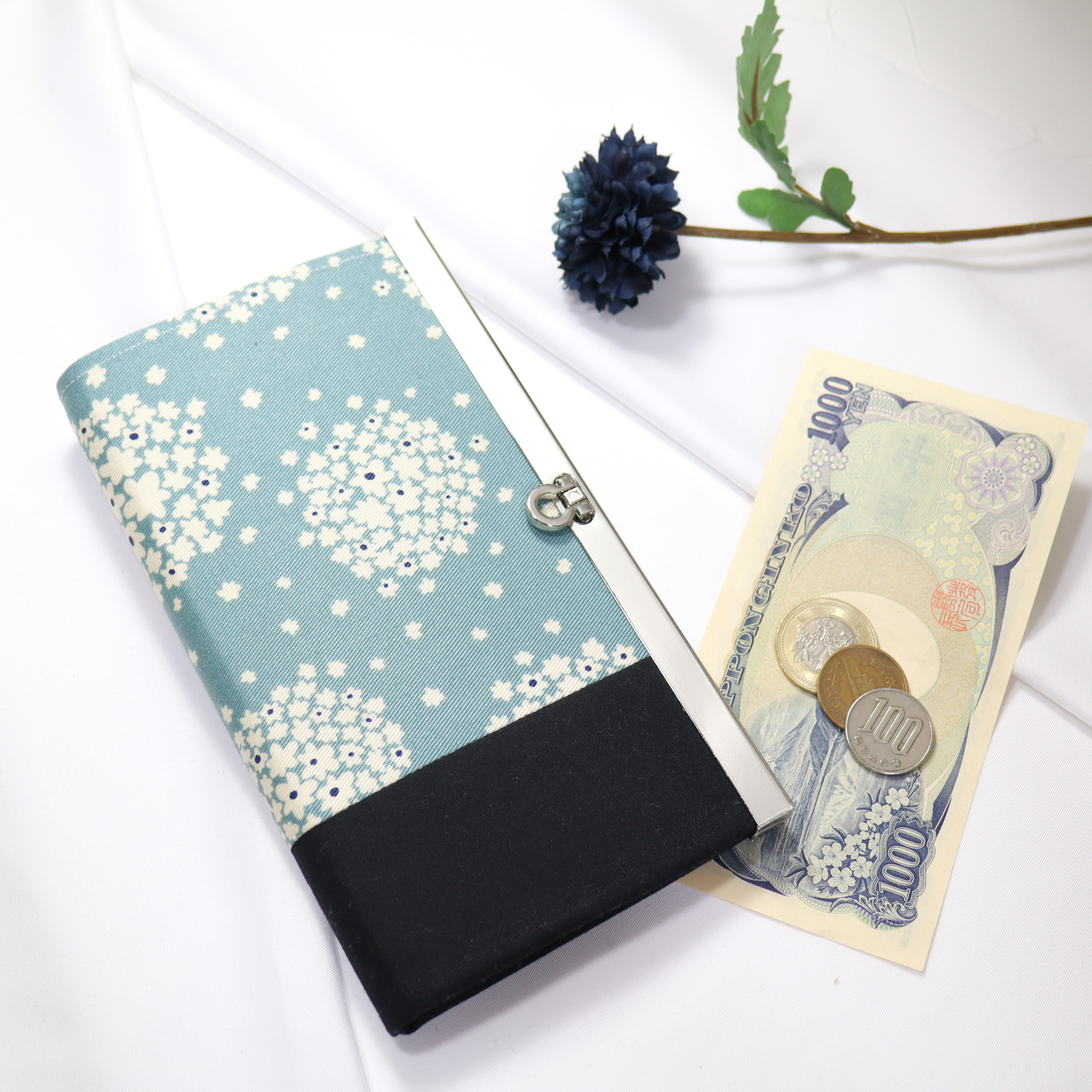 カラーオーダー可 整頓しやすいデザイン。直線口金の長財布 北欧柄 フラワー 青【受注生産】        Ω