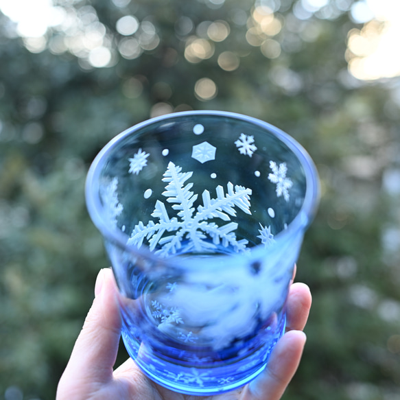 【再販】「雪の結晶 A」 サンドブラスト ブルー ロックグラス　インディゴブルー 9枚目の画像