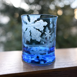 【再販】「雪の結晶 A」 サンドブラスト ブルー ロックグラス　インディゴブルー 4枚目の画像
