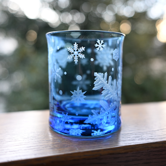 【再販】「雪の結晶 A」 サンドブラスト ブルー ロックグラス　インディゴブルー 3枚目の画像